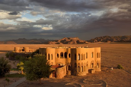 Namibie, région de Hardap, désert du Namib à l'Est du parc national Namib Naukluft vers Sossusvlei, l'hotel Mirage Resort & Spa