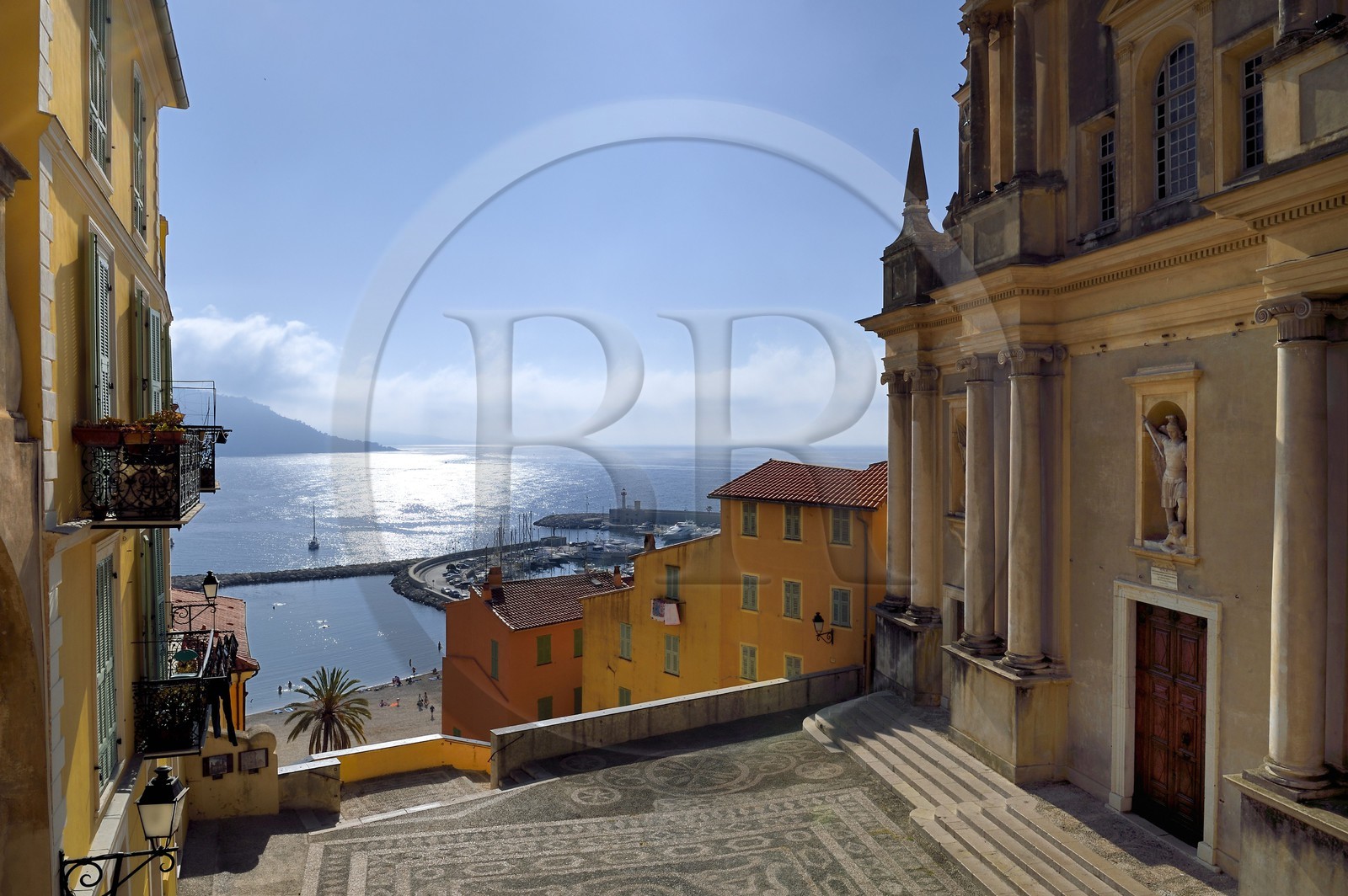 France, Alpes-Maritimes (06), Menton, la vieille ville, le parvis Saint-Michel et la basilique Saint-Michel-Archange à droite