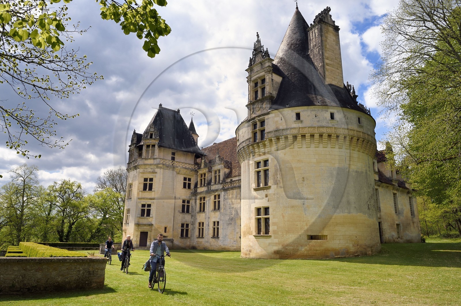 France, Dordogne (24), Périgord Vert, Villars, cyclistes faisant la véloroute la Flow Vélo devant le château de Puyguilhem de style Renaissance