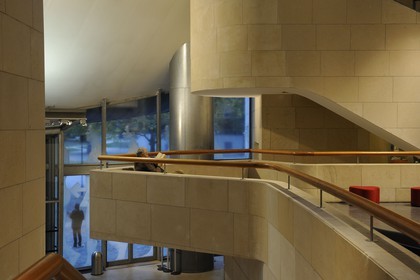 France, Paris (75), la Cinémathèque Française (ex American Center) de l'architecte Frank O. Gehry dans le parc de Bercy