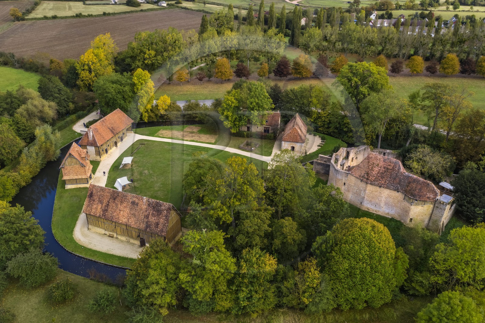 France, Calvados (14), Pays d'Auge, chateau de Crèvecœur-en-Auge et son donjon, Fondation Musée Schlumberger (vue aérienne)