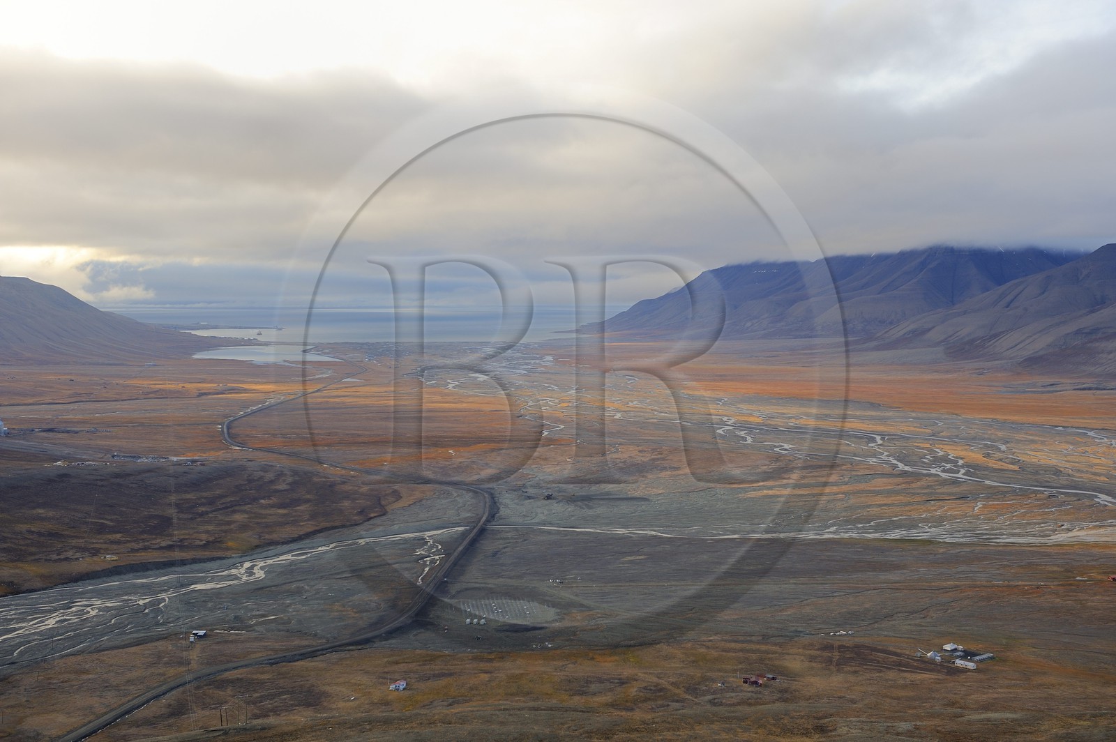 Norvège, Svalbard (Spitzberg), fjord de Longyearbyen, la seule route du Spitzberg