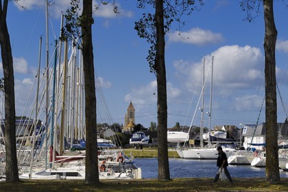 France, Calvados (14), Cote de Nacre, Ouistreham-Riva-Bella, port de plaisance sur le canal de Caen à la mer