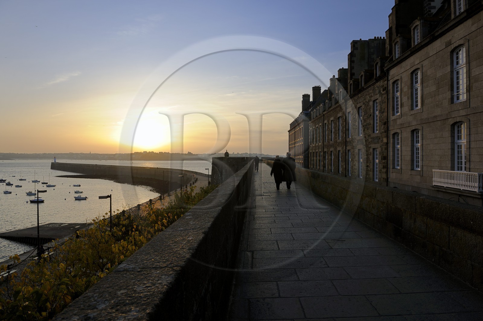 France, Ille-et-Vilaine (35), côte d'émeraude, Saint-Malo, le port et les remparts de la ville intra-muros France, Ille et Vilaine, cote d'emeraude (Emerald Coast), Saint Malo, the port and the ramparts of the walled town