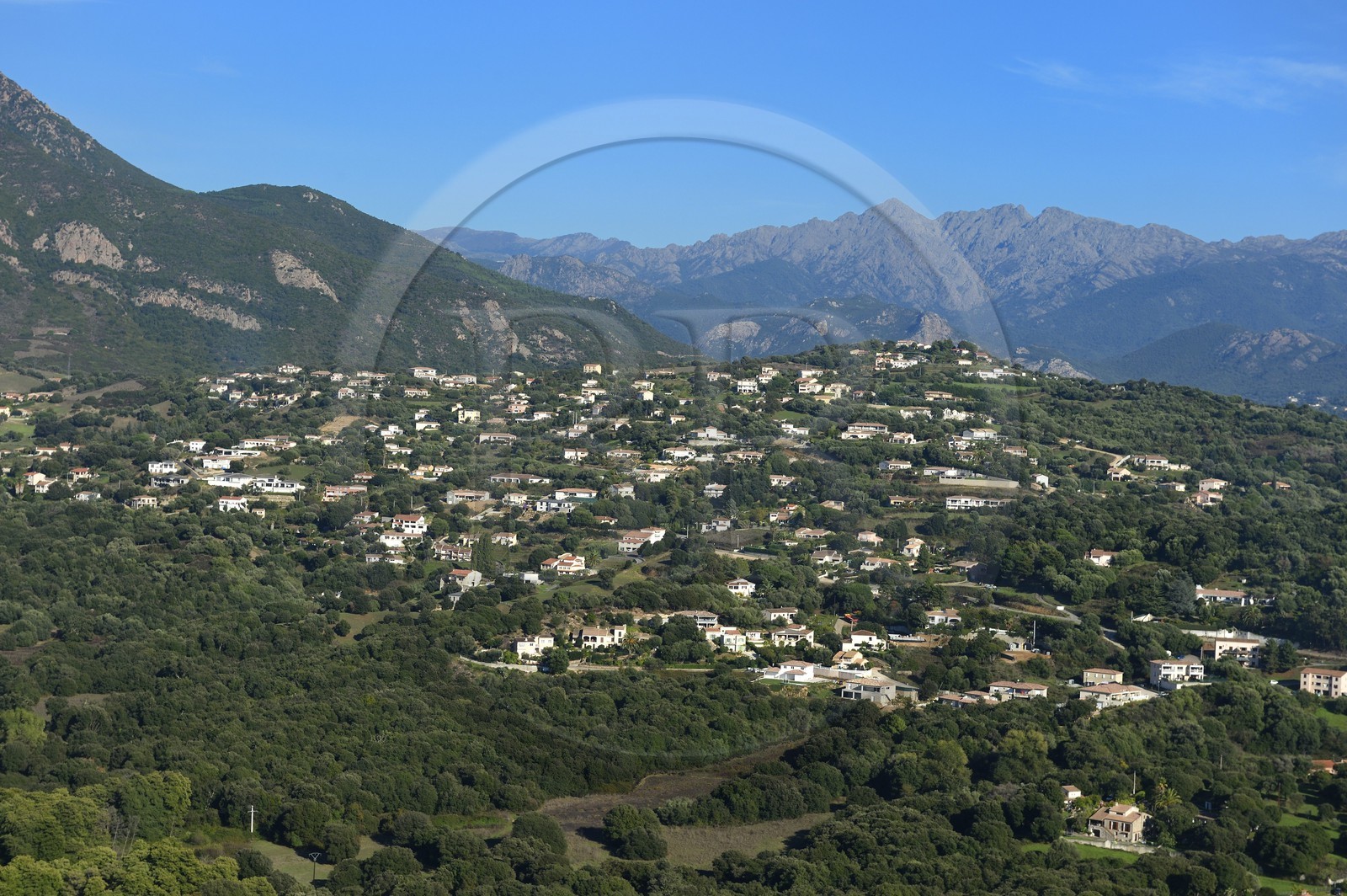 France, Corse-du-Sud (2A), région d'Ajaccio, Bastelicaccia et la vallée du Prunelli en arrière plan (vue aérienne)
