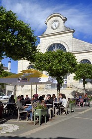 France, Charente-Maritime (17), Saintonge, Saint-Savinien,  labellisé Villages de pierres et d'eau, terrasse de café devant les halles