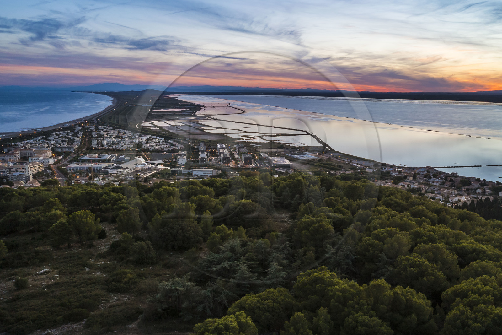 France, France, Hérault (34), Sète, le Lido de Thau situé entre la mer et l'étang de Thau sur le cordon littoral reliant les deux communes de Sète et de Marseillan, vue depuis le Mont Saint-Clair (vue aérienne)