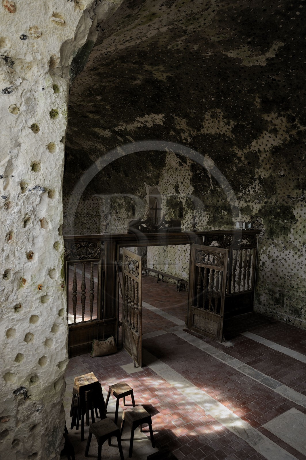 France, Val-d'Oise (95), parc naturel du Vexin français, Haute-Isle, la seule église d'Île-de-France (et l'une des rares du pays, cinq en France) à être entièrement creusée dans une falaise