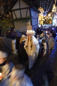France, Haut-Rhin (68), Eguisheim, le Christkindel avec sa couronne de bougies et les anges accompagnent les nombreux enfants tenant leurs lampions pour la Procession des Lumières dans les ruelles de la ville, elle rend hommage à Sainte-Lucie, l'un des personnages traditionnels du Noël alsacien