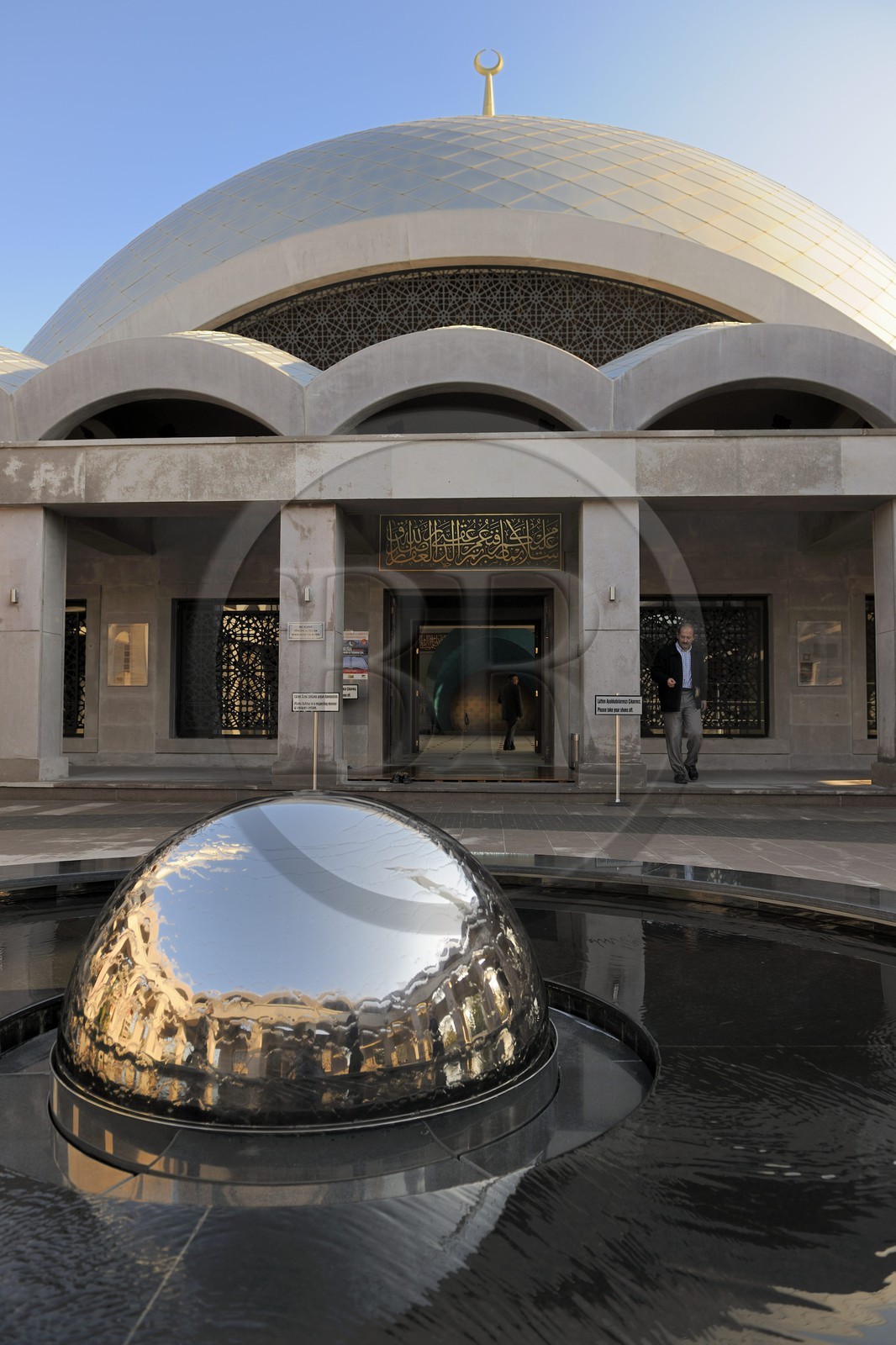 Turquie, Istanbul, quartier Usküdar sur la rive asiatique, mosquée Şakirin de l'architecte d’avant-garde, Zeynep Fadillioglu qui est la première femme à avoir été désignée pour concevoir une mosquée; la fontaine revêt la forme d’une sphère où la cour se reflète à l’infini