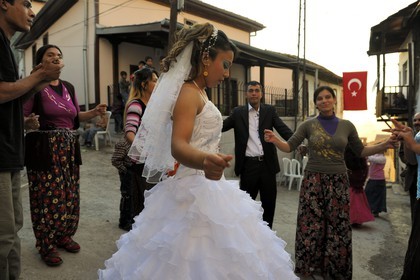 Turquie, Anatolie centrale, Ankara, la citadelle dans la vieille ville, mariage gitan dans la rue