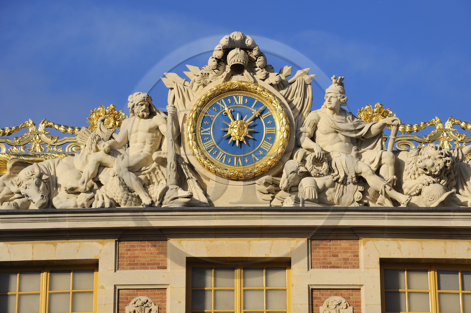 France, Yvelines (78), château de Versailles, classé Patrimoine Mondial de l'UNESCO, horloge de la Cour de Marbre rénovée en 2008
