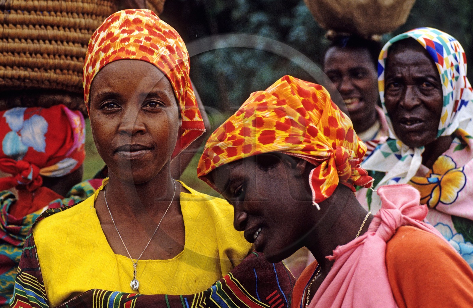 Burundi, femmes sur le marché d' Ijenda vers Mugongomanga