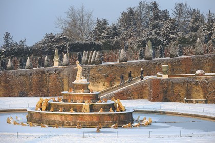 France, Yvelines (78), parc du château de Versailles sous la neige, classé Patrimoine Mondial de l'UNESCO, le Bassin de Latone
