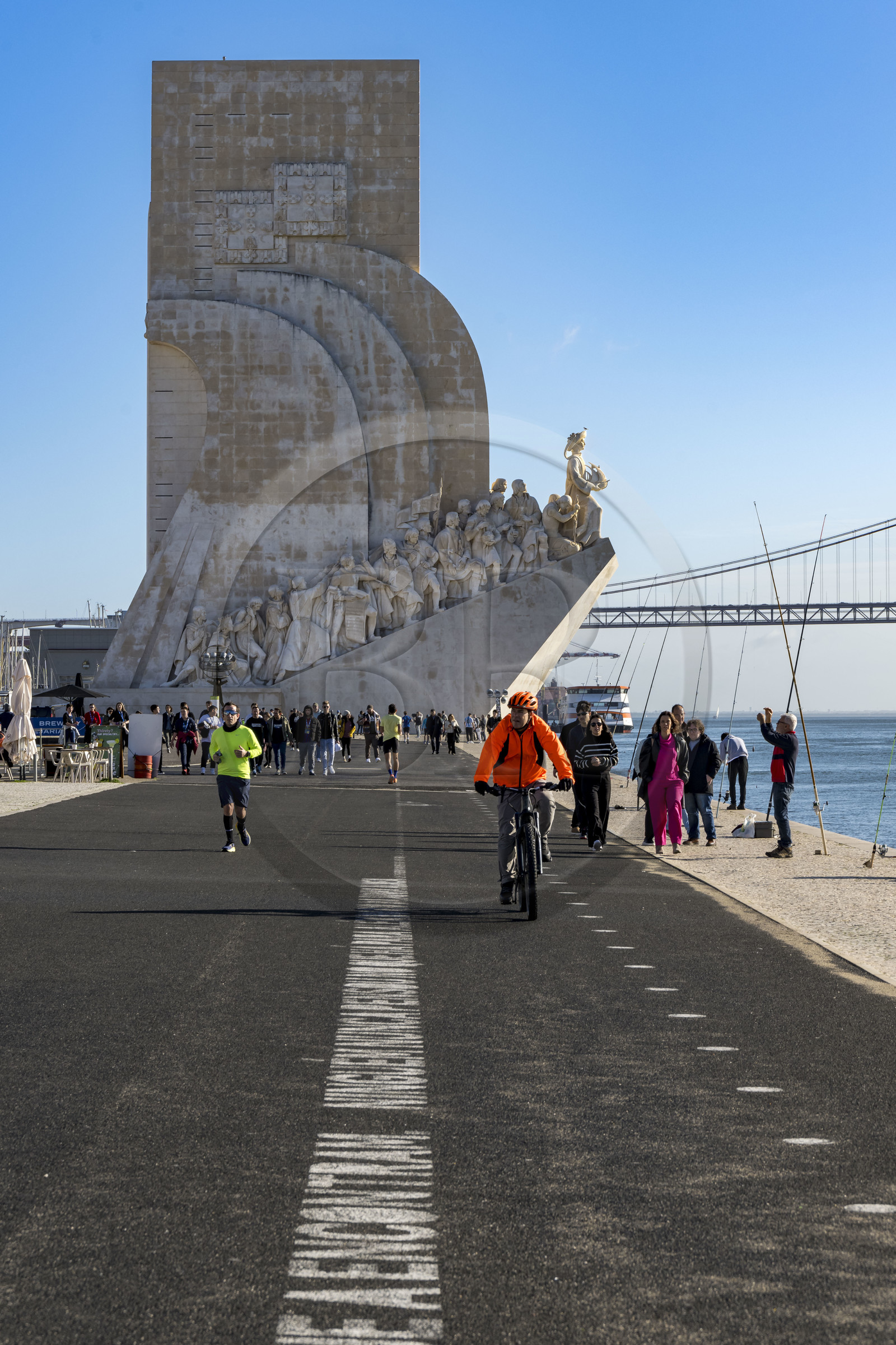 Portugal, Lisbonne, quartier de Belém, Padrao dos Descobrimentos (Monument des Découvertes) datant de 1960 et le le pont du 25 de Abril sur le Tage