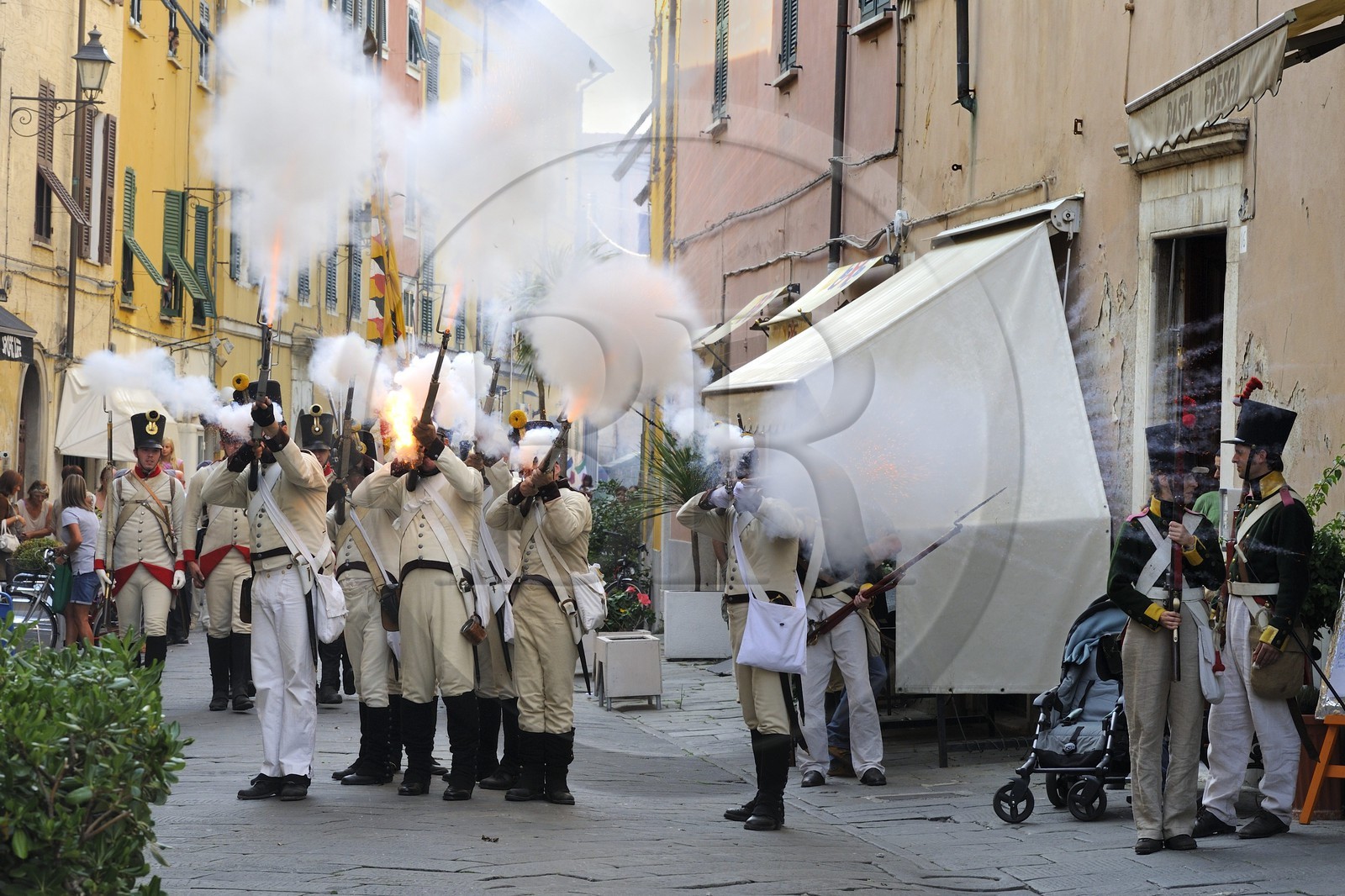 Italie, Ligurie, Sarzana, Napoleon Festival, soldats autrichiens faisant feu sur l'ennemi dans la Via Mazzini rue principale de la vieille ville