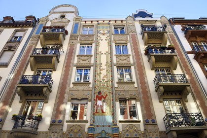 France, Bas-Rhin (67), Strasbourg, quartier de la Neustadt datant de la periode allemande, immeuble Art nouveau et orientaliste dit Maison égyptienne au 10 rue du Général Rapp de l'architecte Scheyder et fresque polychrome aux figures égyptiennes et décor végétal de l'artiste Zilly (1905-1906)