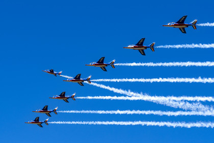 France, Bouches-du-Rhône (13), Salon-de-Provence, base aerienne 701, base de la Patrouille de France (PAF pour Patrouille acrobatique de France) de l'Armée de l'air et de l'espace française, les avions Alphajet quittent la formation les uns après les autres au terme de l'entrainement