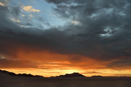 Namibie, région de Hardap, désert du Namib à l'Est du parc national Namib Naukluft vers Sossusvlei, embrasement du ciel au coucher de soleil