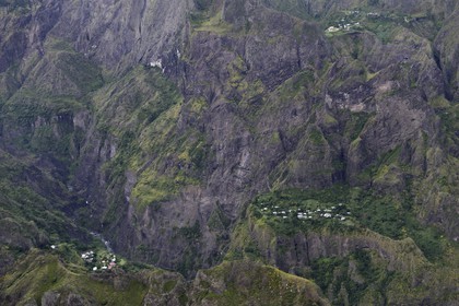 France, Ile de la Reunion, le cirque de Mafate, classé Patrimoine Mondial de l'UNESCO, petits villages isolés (Ilets) accessibles seulement à pied ou par hélicoptère (vue aérienne)