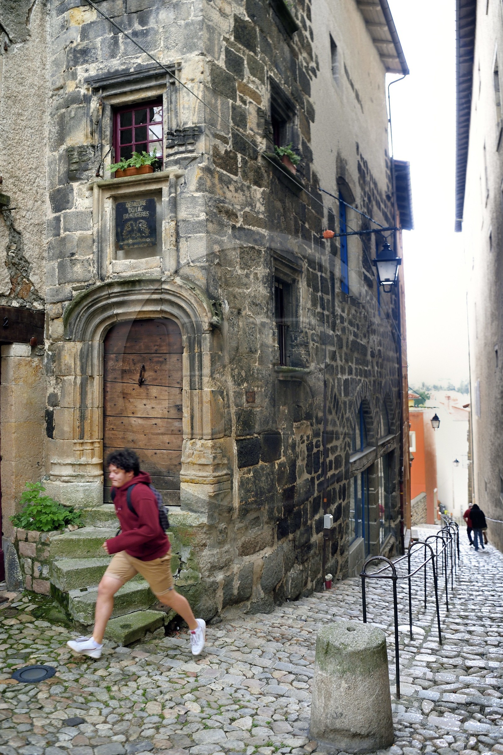 France, Haute-Loire (43), Le Puy-en-Velay, étape classée Patrimoine Mondial de l'UNESCO dans le cadre des chemins de Compostelle, Hotel de Chaumeils aussi appelé Hotel Dulac de Fugères rue Cardinal-de-Polignac et les escaliers de la rue Rochetaillade