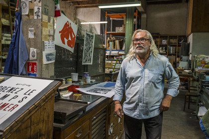 France, Hérault (34), Sète, Jean-Claude Dugrip dans l'Atelier DPJ, éditeur et imprimeur d'art