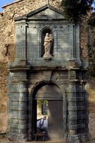 France, Var (83), Massif des Maures, Collobrières, chartreuse de la Verne, portail monumental en pierre serpentine