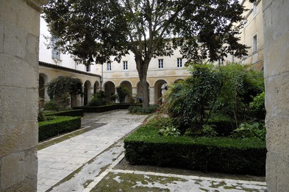 France, Charente-Maritime (17), La Rochelle, cloitre des Dames Blanches
