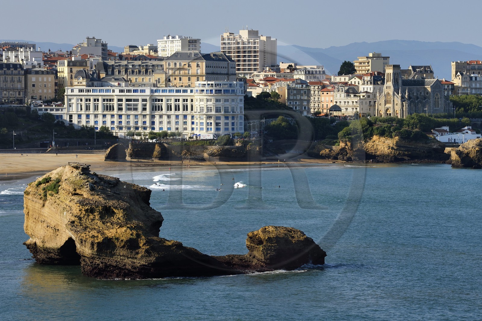 France, Pyrénées-Atlantiques (64), Pays-Basque, Biarritz, le centre de congrès Le Bellevue au bout de la Grande Plage et l'église Sainte-Eugénie