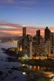 Panama, Panama City, les gratte-ciels du quartier de front de mer de Punta Paitillia après le coucher de soleil