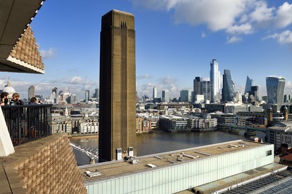 Royaume-Uni, Londres, quartier de Southwark, terrasse de la Switch House à la Tate Modern au bord de la Tamise et les gratte-ciels de la City avec la tour 20 Fenchurch Street surnommée le Talkie-Walkie conçu par l'architecte Rafael Vinoly à droite