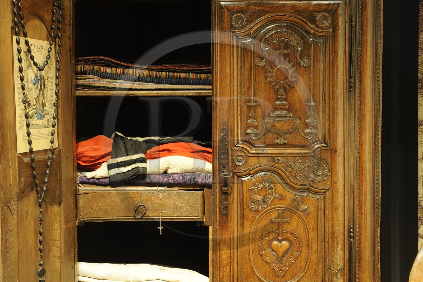 France, Finistère (29), Quimper, le musée départemental breton, armoire de mariage de Cornouaille 1815
