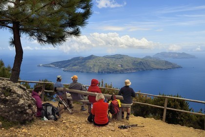 Italie, Sicile, iles Eoliennes, classées Patrimoine Mondial de l'UNESCO, Ile de Salina, randonneurs au sommet du Monte Fossa delle Felci observant l'Ile de Lipari et l'Ile de Vulcano en arrière plan