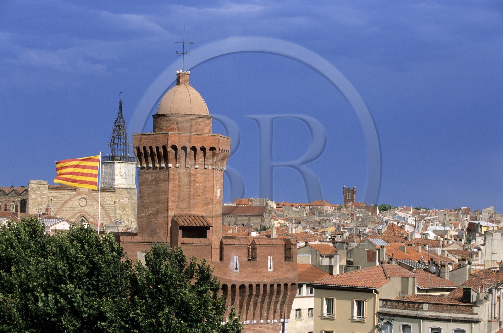 France, Pyrénées-Orientales (66), Perpignan, la vieille ville et le Castillet orné du drapeau Catalan, témoin des anciennes murailles