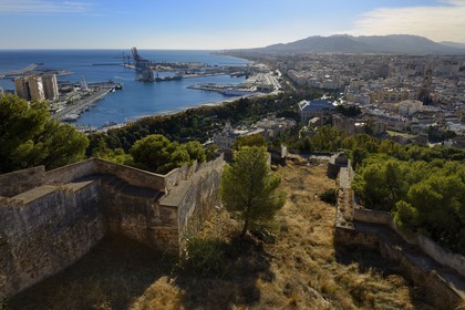 Espagne, Andalousie, Malaga,  vue générale sur le port, la Alcazaba et la cathédrale depuis le Castillo de Gibralfaro