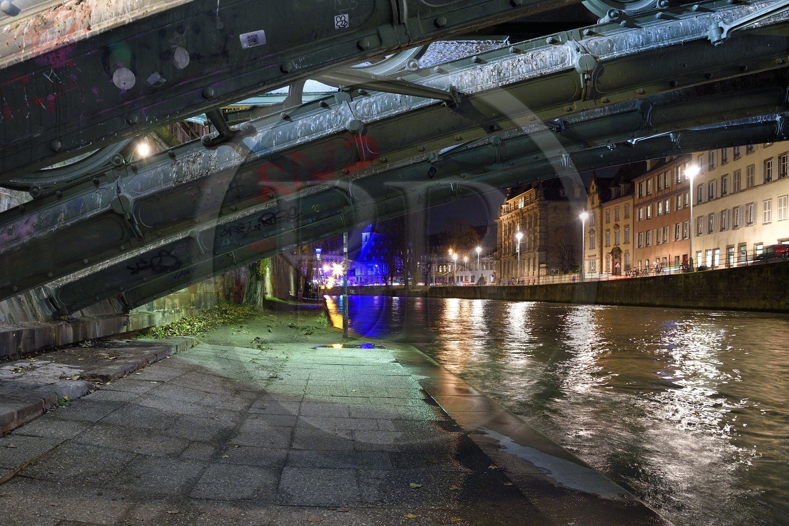 France, Bas-Rhin (67), Strasbourg, vieille ville classée au Patrimoine Mondial de l’UNESCO, les berges de l'Ill quai Saint-Thomas vers l'église Saint Nicolas (en arrière plan)