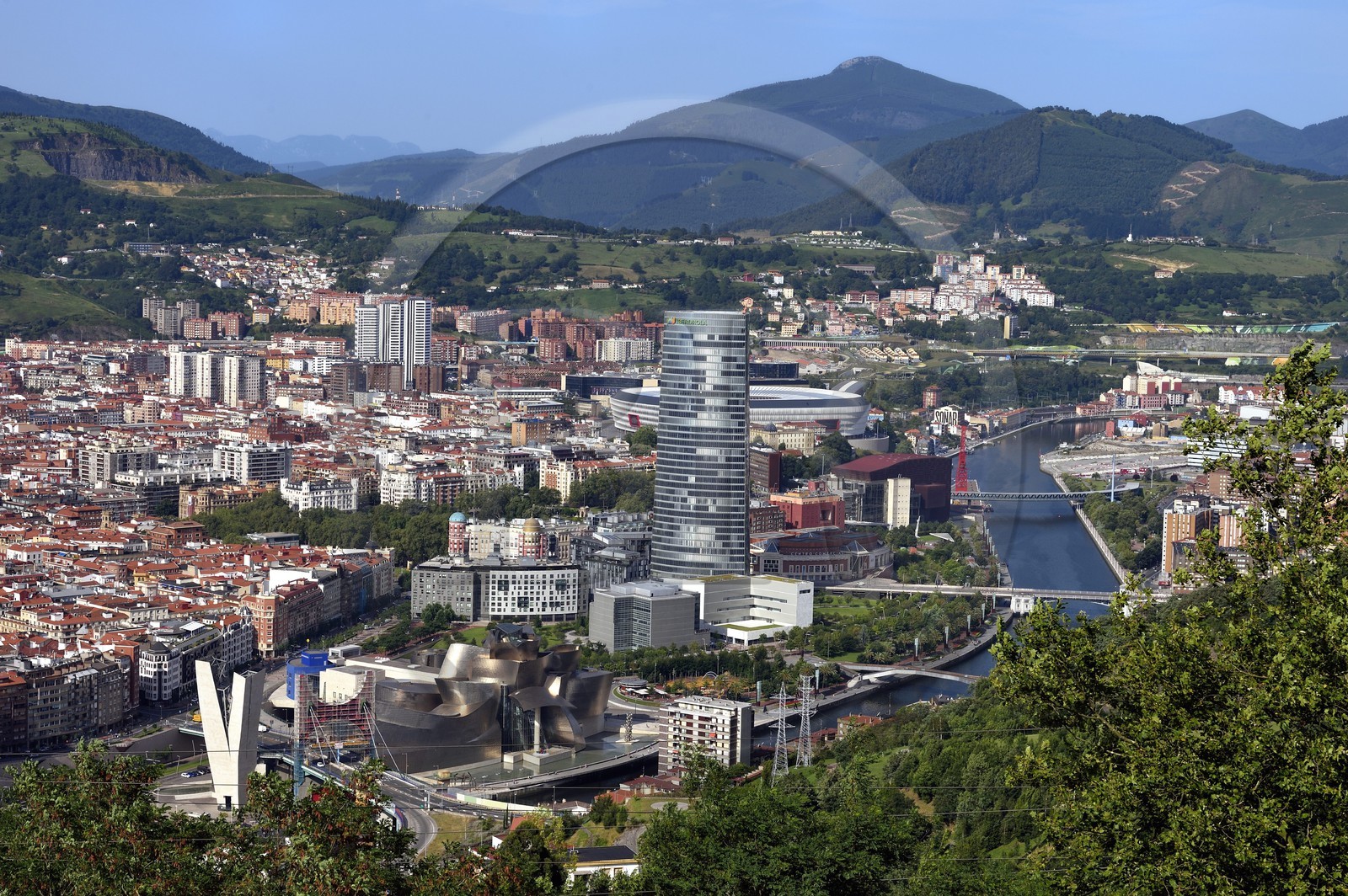 Espagne, Pays basque espagnol, Biscaye, Bilbao avec le musée Guggenheim de l'architecte Frank Gehry et la Tour Iberdrola