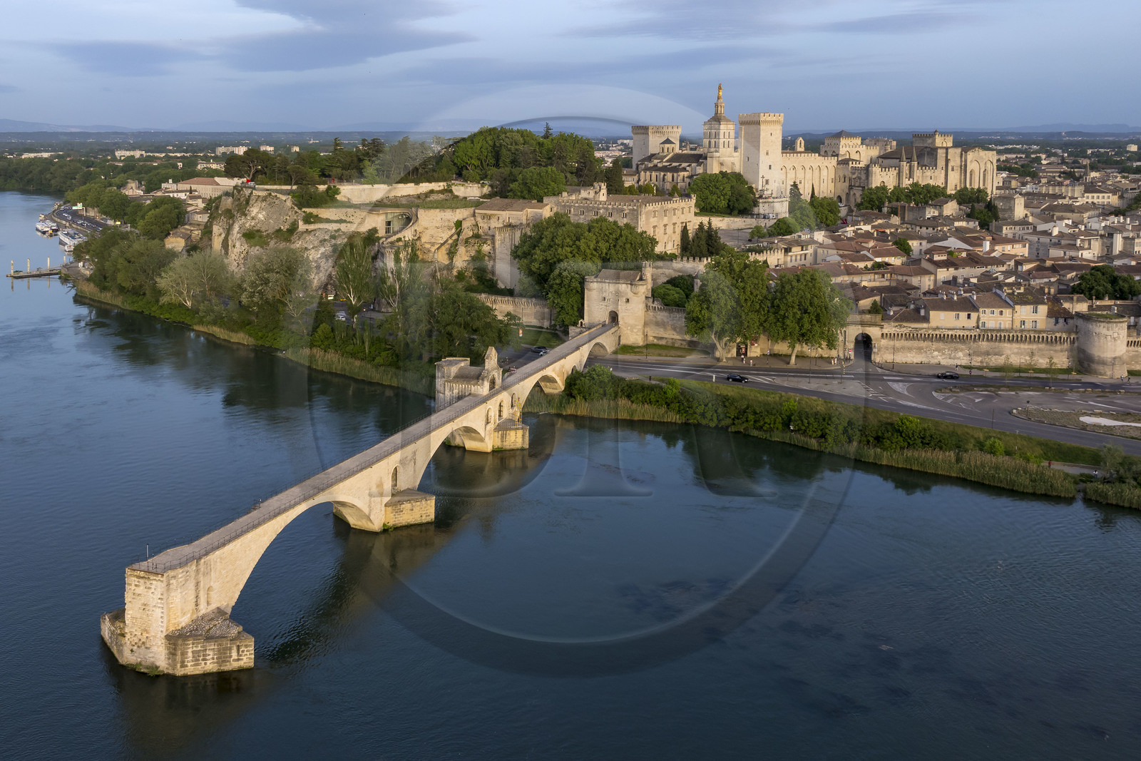 France, Vaucluse (84), Avignon, le pont Saint-Bénézet (pont d'Avignon) sur le Rhône et le Palais des Papes, classés Patrimoine mondial de l'UNESCO, en arrière plan (vue aérienne)