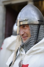 France, Seine et Marne (77), Les Médiévales de Provins, ville classée Patrimoine Mondial de l'UNESCO, templier devant l'église Saint Quiriace