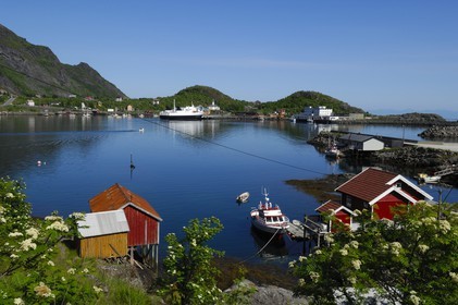 Norvège, Nordland, Iles Lofoten, Ile de Moskenes, ferry dans le petit port de Sorvagen