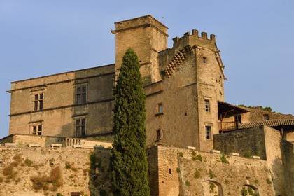 France, Vaucluse (84), Parc Naturel Regional du Luberon, Lourmarin, labellisé Les Plus Beaux Villages de France, le chateau des XVè et XVIè siècles Renaissance
