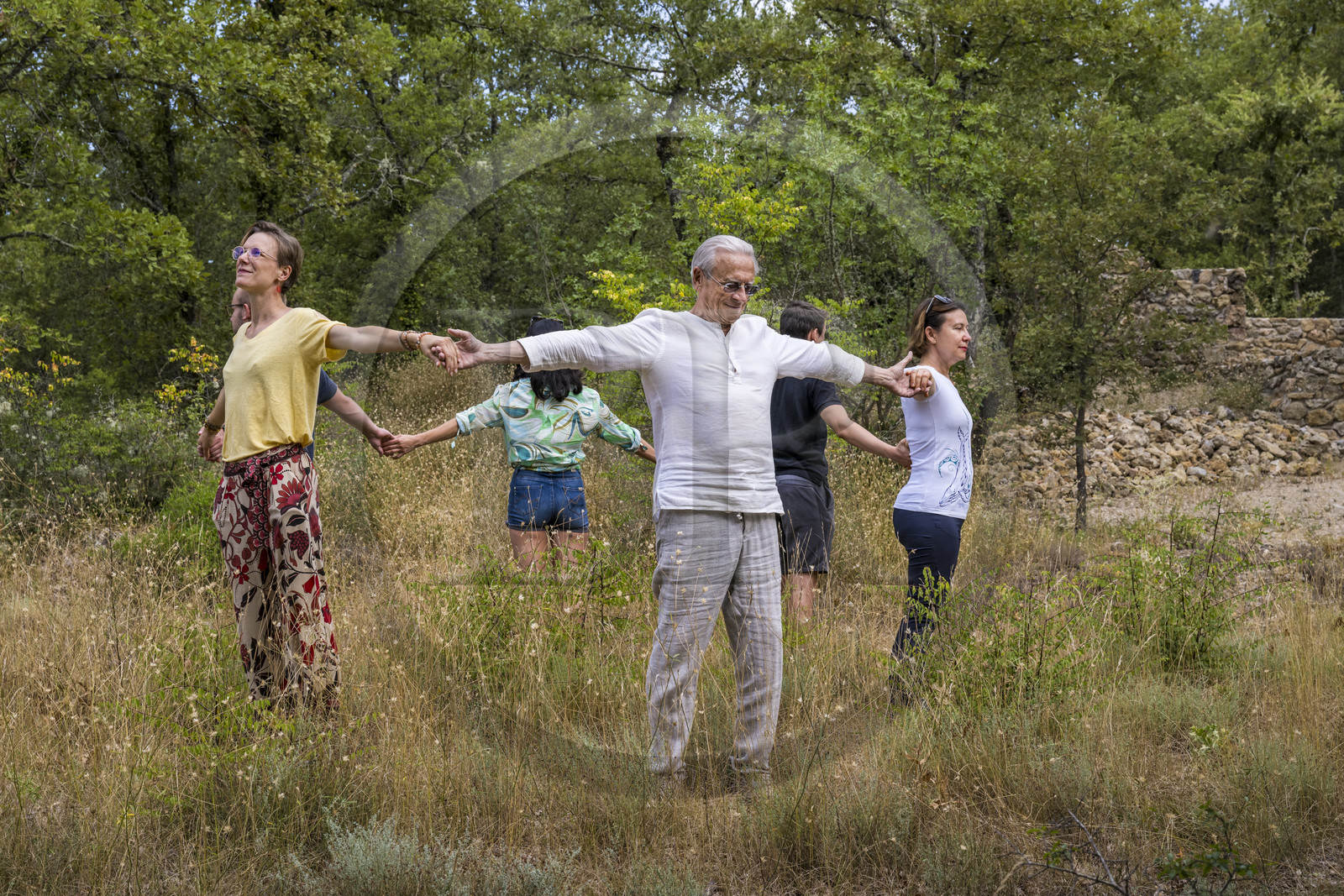 France, Var (83), Provence Verte, Bras, Académie du Bain de Forêt Provençale, forêt du domaine Le Peyrourier - une campagne en Provence, Constanze Coisne guide le Shinrin Yoku