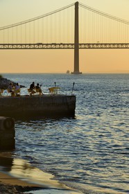 Portugal, région de Lisbonne, commune d'Almada au lieu dit Ponto Final sur la rive sud du Tage, le pont du 25 de Abril
