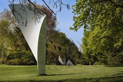 Suisse, Bâle, Riehen, fondation Beyeler, White Curves (2001) by Ellsworth Kelly and The Tree (1966) by Alexander Calder