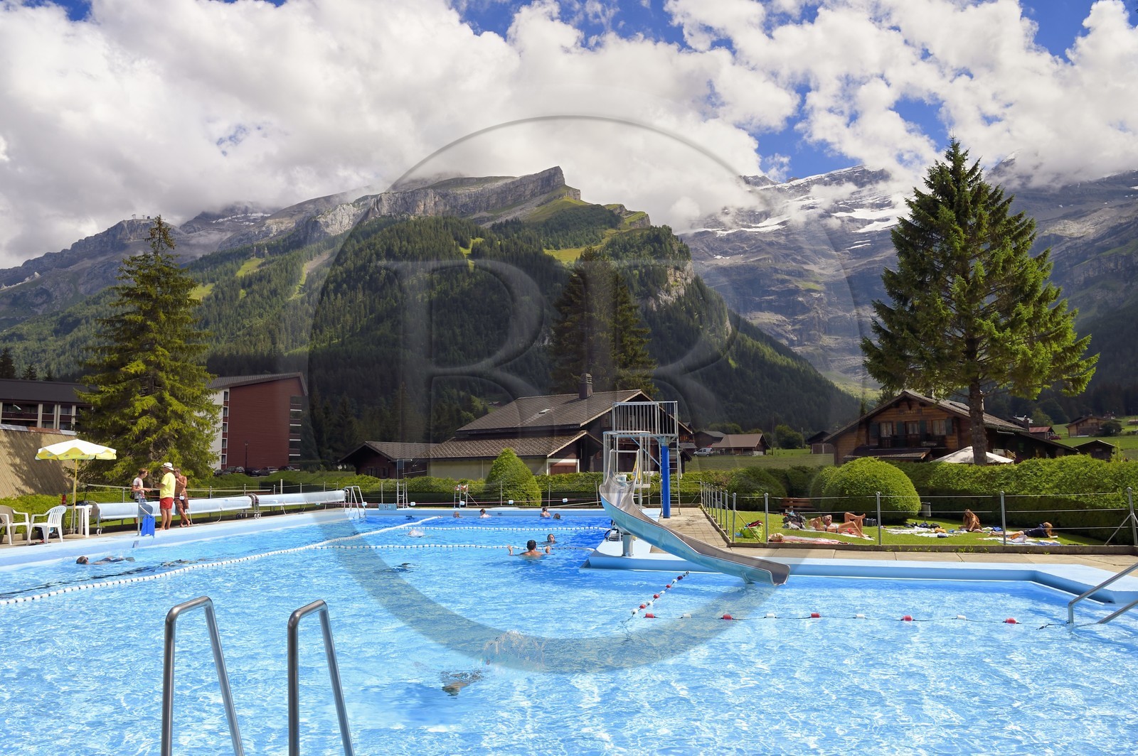 Suisse, Canton de Vaud, Ormont-Dessus, piscine extérieur des Diablerets