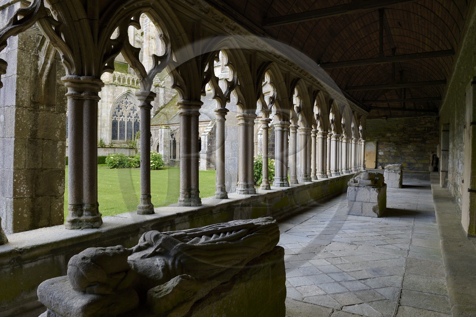 France, Côtes-d'Armor (22), Tréguier, cloitre de la cathédrale Saint-Tugdual, gisants