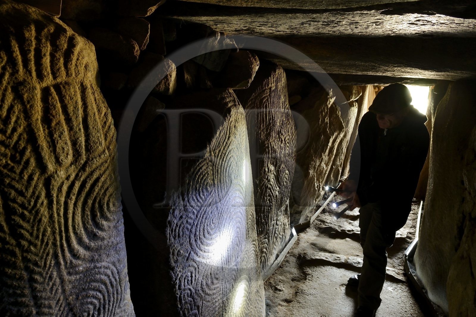 France, Morbihan (56), Golfe du Morbihan, galerie couverte entièrement gravée du Cairn de Gavrinis 3500 avant JC