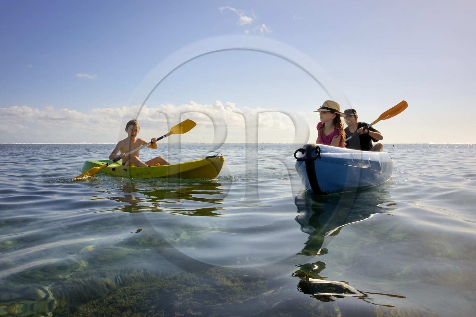 France, Ile de la Reunion, Côte Ouest, Saint-Gilles-Les-Bains (commune de Saint-Paul), kayak sur le récif corallien du lagon de l'Ermitage et de La Saline-Les-Bains