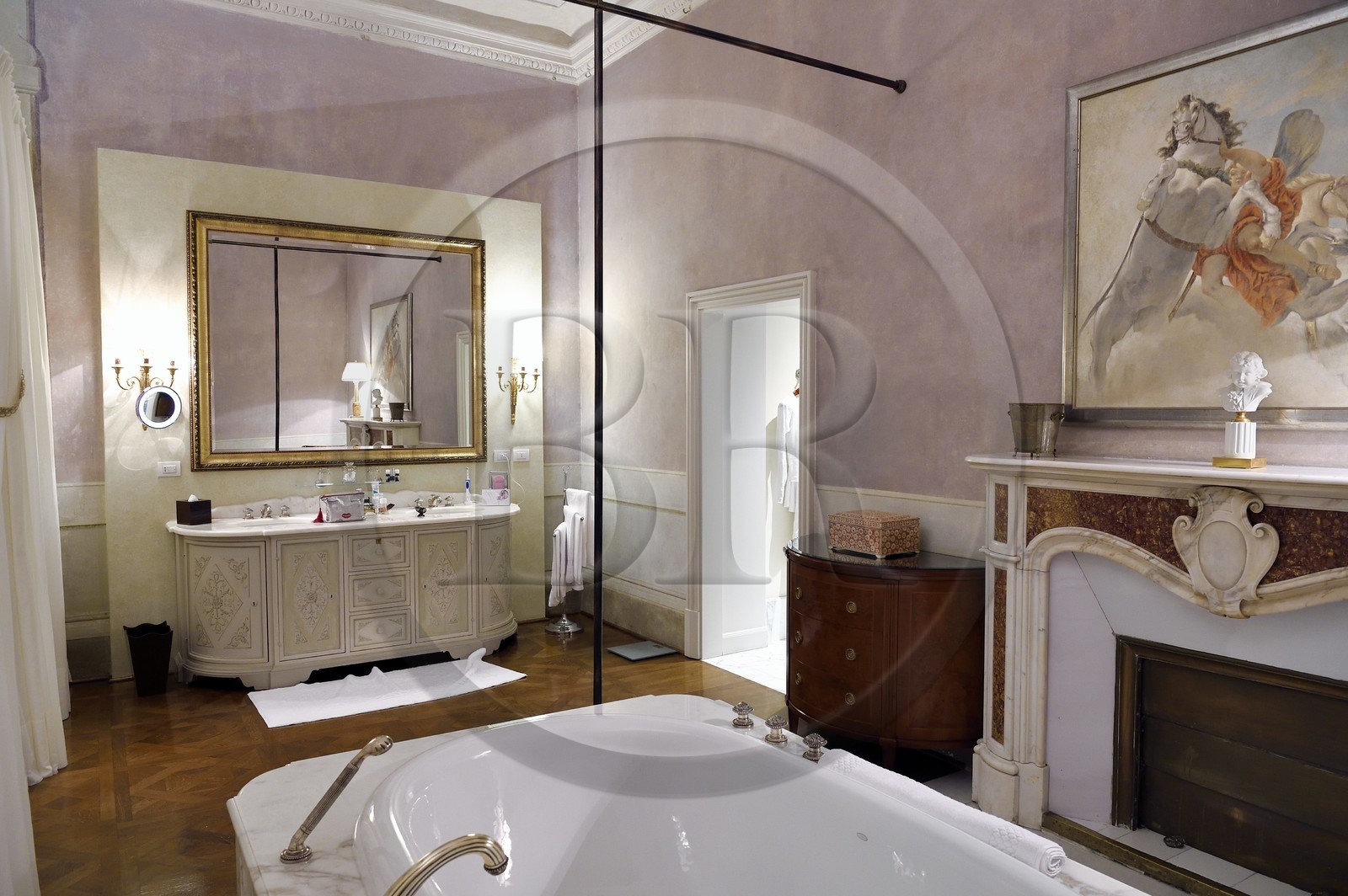 Italie, Toscane, Florence, centre historique classé Patrimoine Mondial de l'UNESCO, Palazzo Della Gherardesca, palace 5 étoiles Four Seasons Hotel Firenze, salle de bain d'une suite