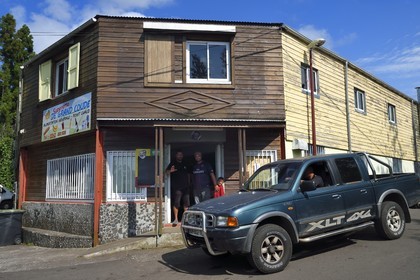 France, Ile de la Reunion, Saint-Joseph, superette à Grand-Coude